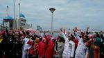 Foto: Keren! Merah Putih Dikibarkan Petugas Terbang di Pantai Losari