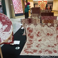 Selain kain perca, pameran ini turut mengangkat kekayaan wastra Nusantara, mulai dari batik, tenun, bahkan hingga bordir dan sulam. Foto: Daniel Ngantung/Wolipop