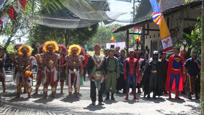 Di Borobudur, Seniman Ajak Batman dan Superman Upacara Bendera
