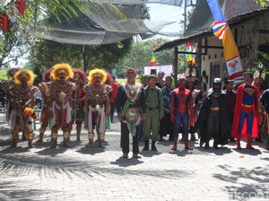 Di Borobudur, Seniman Ajak Batman dan Superman Upacara Bendera