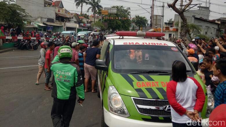 Tertabrak Kereta di Kebayoran Lama, Pemotor Dibawa ke RS Fatmawati Tertabrak Kereta di Kebayoran Lama, Pemotor Dibawa ke RS Fatmawati