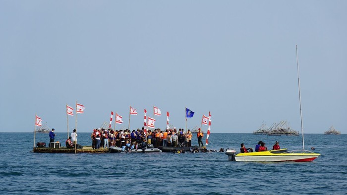 Merdeka! Upacara Bendera Sukses Digelar di Bawah Laut Selat Sunda
