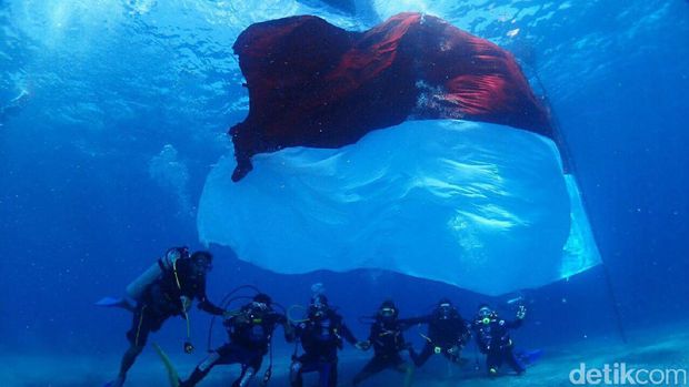 Kapolda Bali Kibarkan Bendera Merah Putih di Bawah Laut