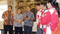 Didampingi Sekretaris Jenderal Kemenperin Haris Munandar ia memberikan motivasi kepada para atlet agar bisa mengharumkan nama bangsa Indonesia dengan pulang membawa gelar juara.  Foto: dok. Wushu Indonesia