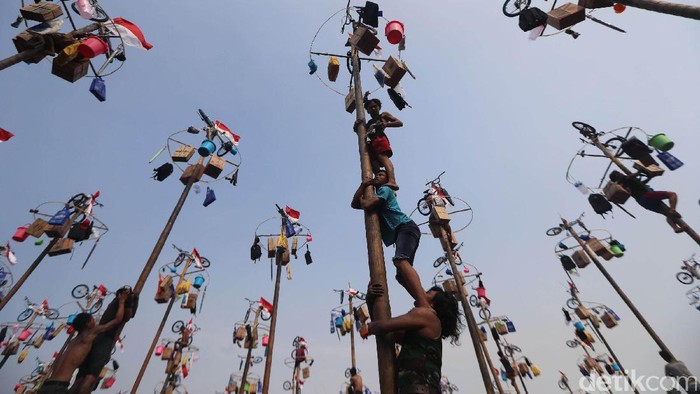 172 Batang Pohon Pinang Meriahkan HUT RI ke 72

Ratusan warga mengikuti panjat pinang Kolosal dalam rangka merayakan HUT ke 72 RI di Pantai Karnaval Ancol, Jakarta, Kamis (17/8). Sebanyak 172 batang pohon pinang disediakan untuk warga dengan berbagai macam hadiah menarik. Grandyos Zafna/detikcom