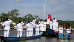 Seru! Upacara Bendera di Tengah Laguna