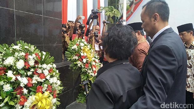 Selain upacara, dilakukan juga peletakan karangan bunga di bawah patung Bung Karno