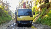 Medan berlumpur dan berlubang tak jarang ditemui saat mengangkut material listrik. (dok. PLN Kalselteng)