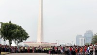 Kerumunan warga yang ingin menyaksikan upacara kemerdekaan RI di istana negara.