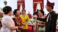 Presiden Jokowi dan Megawati berbincang dengan Moeryati Soedibyo. Foto: Biro Pers Setpres