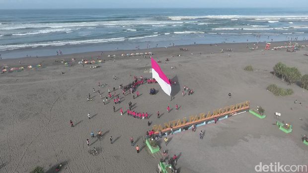 Bendera Merah Putih Raksasa Dikibarkan di Pantai Parangtritis