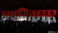 Keren! Museum Fatahillah berlatar cahaya merah putih. Pertunjukkan Video Mapping itu juga menampilkan perjalanan sejarah kemerdekaan bangsa Indonesia.