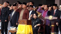Beda di Istana, para peserta upacara pengibaran bendera di Universitas Bung Karno tampil menggunakan pakaian bebas dan rapi. Terlihat Prabowo menggunakan kemeja batik lengan panjang dan Rachmawati mengenakan kemeja serta celana hitam. Amien Raiz memilih menggunakan pakaian jas hitam lengkap dengan peci. (Foto: Rengga Sencaya)