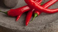 Sambal dari cabe yang pedas menyengat menjadi salah satu makanan pokok yang harus ada di meja makan orang Indonesia. Makanan tidak akan lengkap kalau tidak ada sambal. (Foto: iStock)