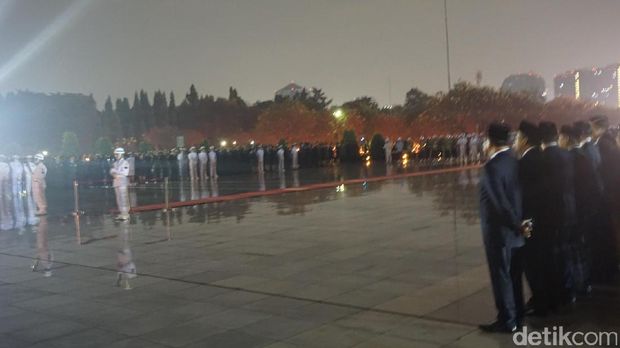 Presiden Jokowi Pimpin Malam Renungan Suci di TMP Kalibata