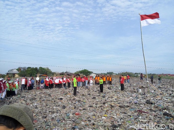Upacara di puncak gunung sampah Solo, Kamis (17/8/2017).
