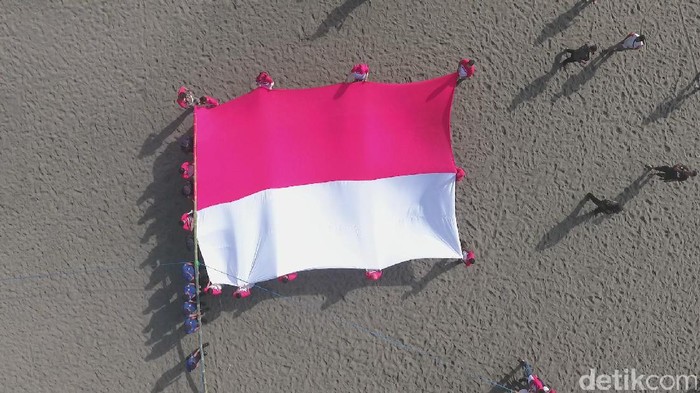 Bendera Merah Putih Raksasa Dikibarkan di Pantai Parangtritis