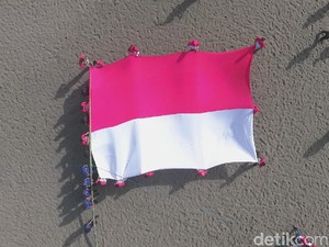 Bendera Merah Putih Raksasa Dikibarkan di Pantai Parangtritis