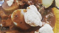 Lontong lembut dan sayuran renyah dengan siraman saus yang kecokelatan gurih pedas jaid ciri khas Gado-gado BonBin yang ada di Cikini sejak 1966.Foto: Istimewa