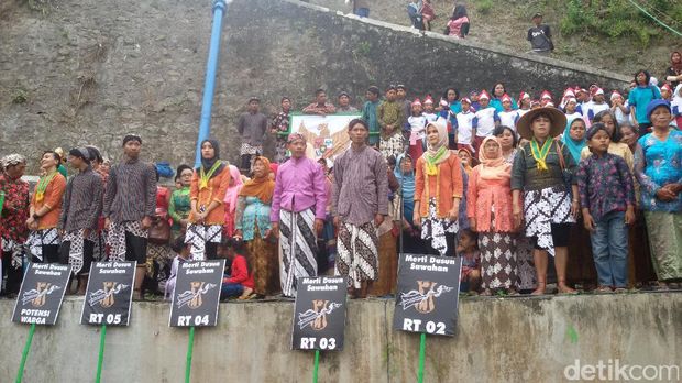 Seluruh peserta upacara menggunakan pakaian tradisional. 