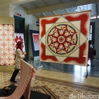 Koleksi kain perca mendominasi pameran ini dengan total 80an benda pamer. Hanya 1-2 kain yang sudah ada sejak lama. Sisanya baru dibuat, khusus untuk pameran ini, kata Lita. (Foto: Daniel Ngantung/Wolipop)