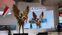 Lebih keren lagi, tiga Puteri Indonesia ikut memperkenalkan budaya Indonesia bersama Lexus, dengan mengenakan busana nasional yang menggambarkan budaya Indonesia.