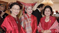 Istri Wapres ke-11 Boediono, Herawati, dan Ani Yudhoyono berpose dengan Ibu Negara Iriana. Foto: Anung Anindito