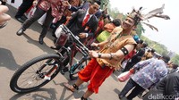 Pemenang ketiga adalah asisten ajudan, Syarif. Dia tampil maksimal mengenakan busana Dayak Kalimantan Barat, daerah asalnya. Ada rompi kulit kayu dan hiasan kepala yang mencolok. Hebatnya, dia tak mengenakan alas kaki di hari yang beranjak terik ini. Foto: Bagus Prihantoro Nugroho/detikcom