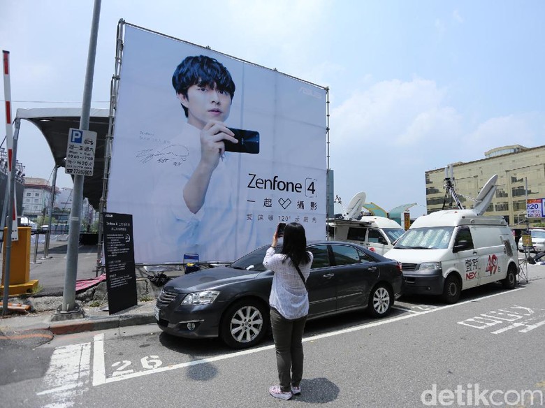 Foto: Foto Gong Yoo Terpampang Besar di Peluncuran Zenfone 4 di Taiwan (Hanif Hawari/detikHOT) Foto: Foto Gong Yoo Terpampang Besar di Peluncuran Zenfone 4 di Taiwan (Hanif Hawari/detikHOT)