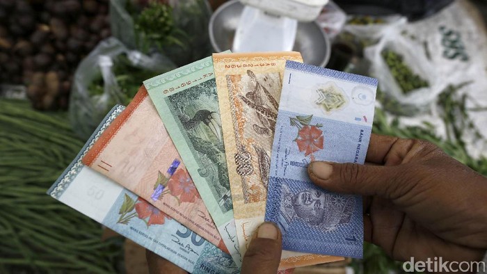 Tapal batas Indonesia-Malaysia di Kalimantan Barat dihuni oleh masyarakat Dayak. Mereka sudah hidup di tempat itu jauh sebelum batas-batas negara terbentuk.