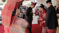 SBY dan Ani Yudhoyono mengobrol dengan Jokowi dan Iriana sebelum upacara pengibaran bendera. (Foto: Anung Anindito)