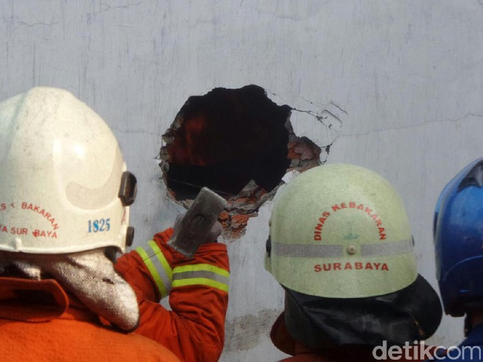 Api Sulit Dipadamkan, Petugas PMK Jebol Tembok Gudang Barang Bekas