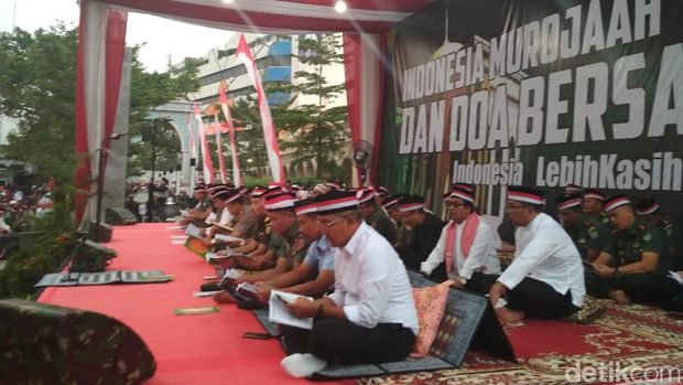 Saat Warga dan TNI Kompak Berdoa untuk Indonesia di Alun-alun Bandung