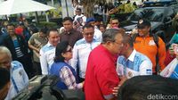 SBY dan Bu Ani dikeremuni warga Cikeas.