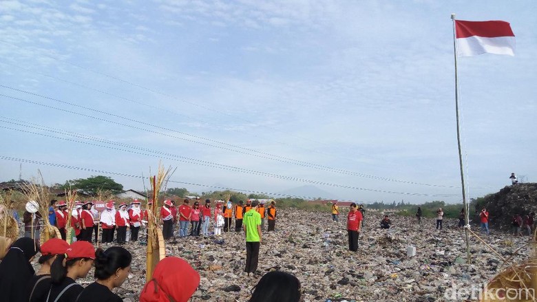 Pegiat Lingkungan Solo Gelar Upacara HUT RI di Atas Gunung 