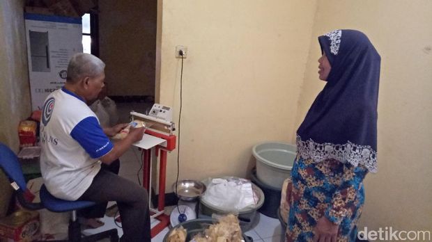 Pembuatan tempe di rumah warga Tenggilis Kauman/