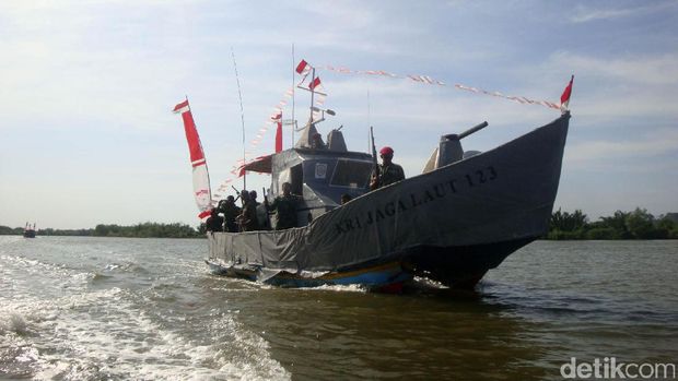 KRI Jaga Laut 123 milik warga Kampung Laut Cilacap. 
