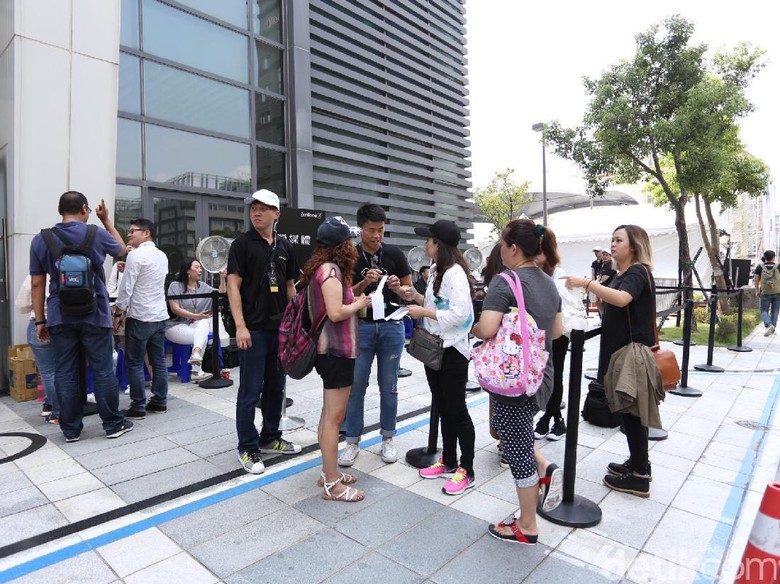 Foto: Ingin Lihat Gong Yoo, Fans Padati Lokasi Peluncuran Zenfone 4 (Hanif Hawari/detikHOT) Foto: Ingin Lihat Gong Yoo, Fans Padati Lokasi Peluncuran Zenfone 4 (Hanif Hawari/detikHOT)