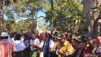 Menkominfo menari leko-leko bersama warga setempat. Foto: Adi Fida Rachman/detikINET