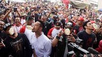 Indro, Vino dan Tora pun tak ragu-ragu, langsung melahap kerupuk di depannya. (Foto: Noel/detikHOT)