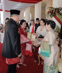 Megawati dan Ani Yudhoyono bersalaman.