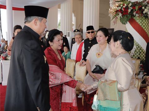 SBY dan Megawati bersalaman saat hadir dalam perayaan HUT RI ke-72 di Istana Merdeka.