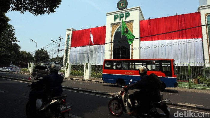 Merayakan HUT Kemerdekaan Republik Indonesia ke-72, Kantor DPP PPP, Jakarta, dihiasi dengan pemasangan bendera Merah Putih Raksasa.