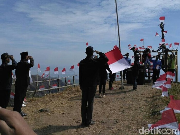 Peringati HUT RI, Ribuan Warga di Bondowoso Naiki Bukit Scorpio