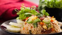 Nasi goreng dianggap sebagai hidangan nasional Indonesia. Nasi goreng Asia ini dibuat dengan nasi yang digoreng dengan kecap manis dan dengan acar, ketimun dan wortel. (Foto: iStock)