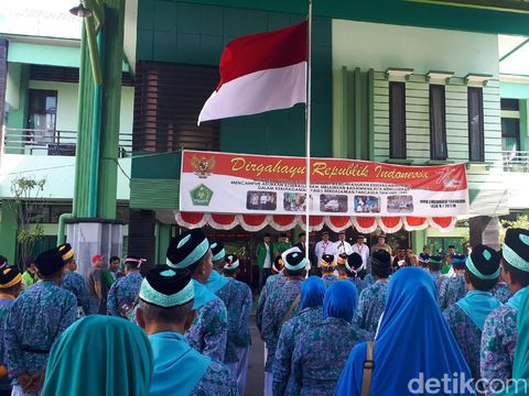 Upacara HUT RI di Asrama Haji Sukolilo/