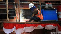 Seorang pekerja tengah menyeleaiakan pembangunan terowongan Tol Cisumdawu.