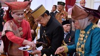 Ibu Negara Iriana membantu BJ Habibie mengambil makanan. Foto: Biro Pers Setpres
