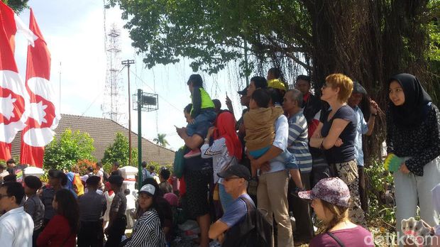 Turis asing berbaur dengan warga menyaksikan upacara di Gedung Agung Yogyakarta.