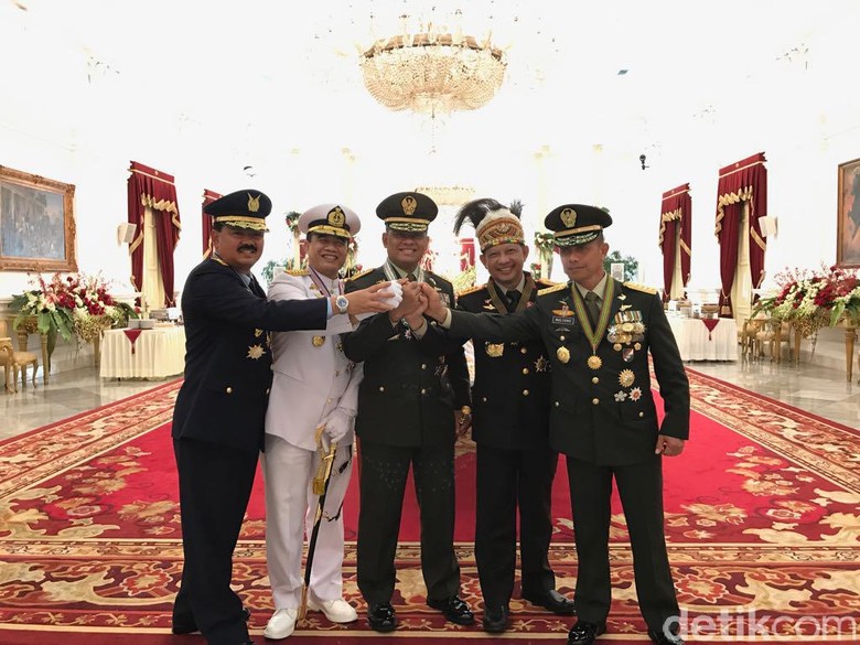 4 Jenderal TNI dan Kapolri Salam Kompak di Istana 4 Jenderal TNI dan Kapolri Salam Kompak di Istana
